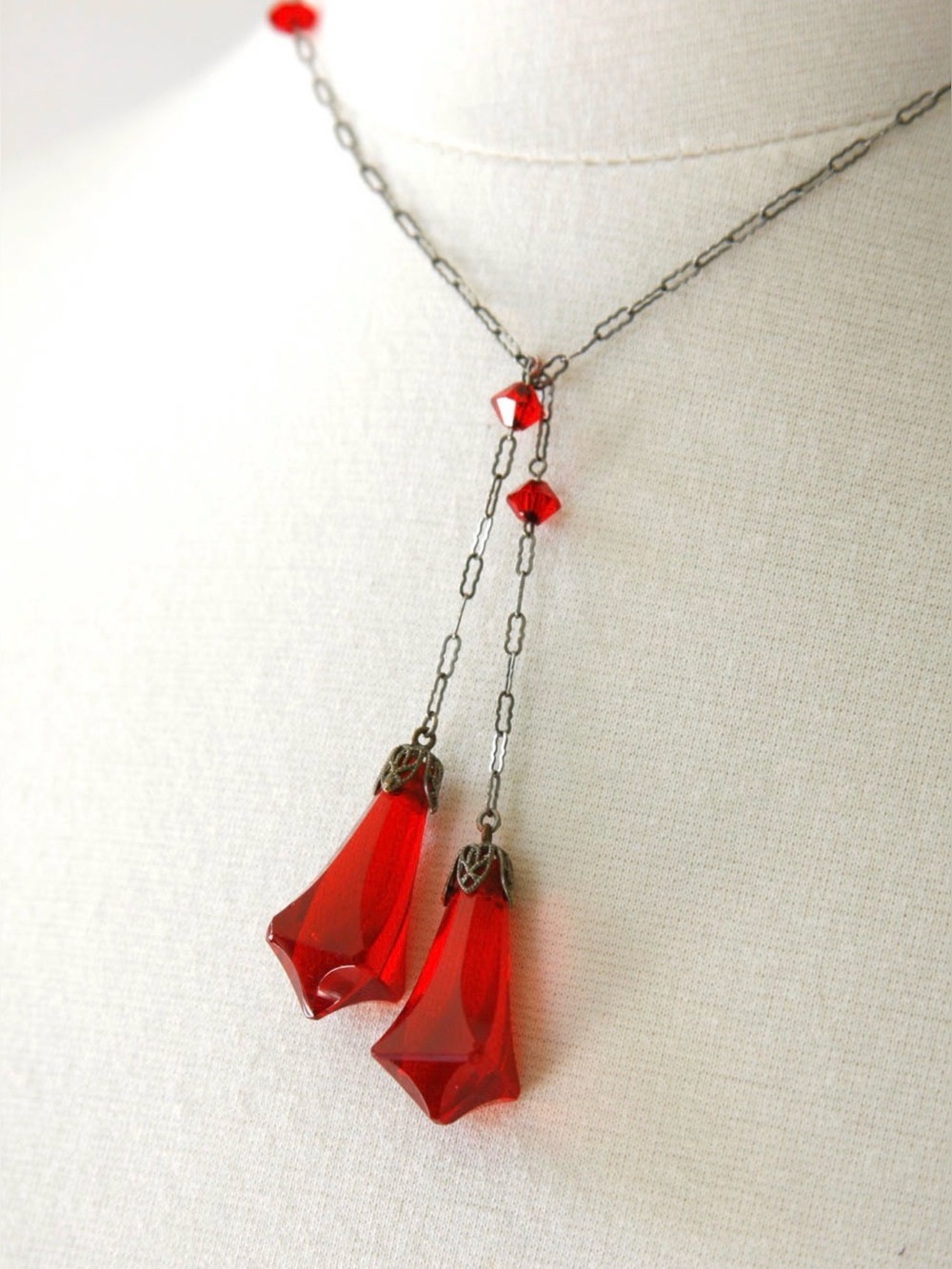 Vintage Art deco 1920’s - 1930’s lariat necklace with red crystal drops